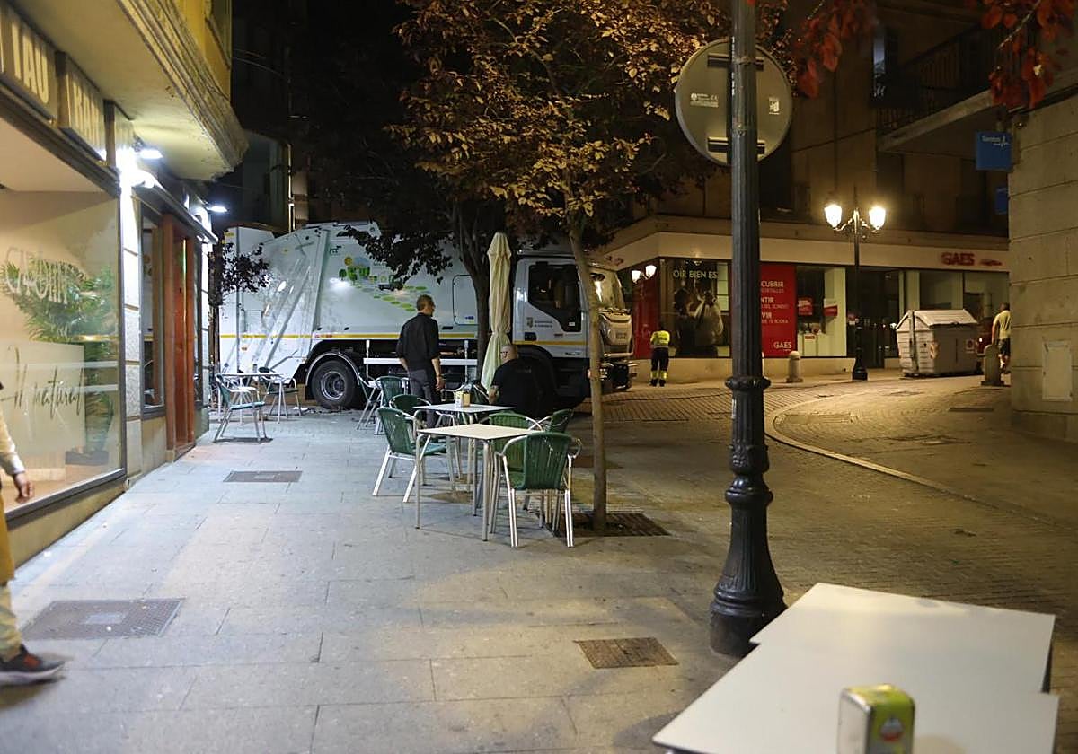 Imagen del camión y de la terraza que se vio afectada.