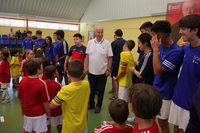 Vicente del Bosque visita su campus en Salamanca