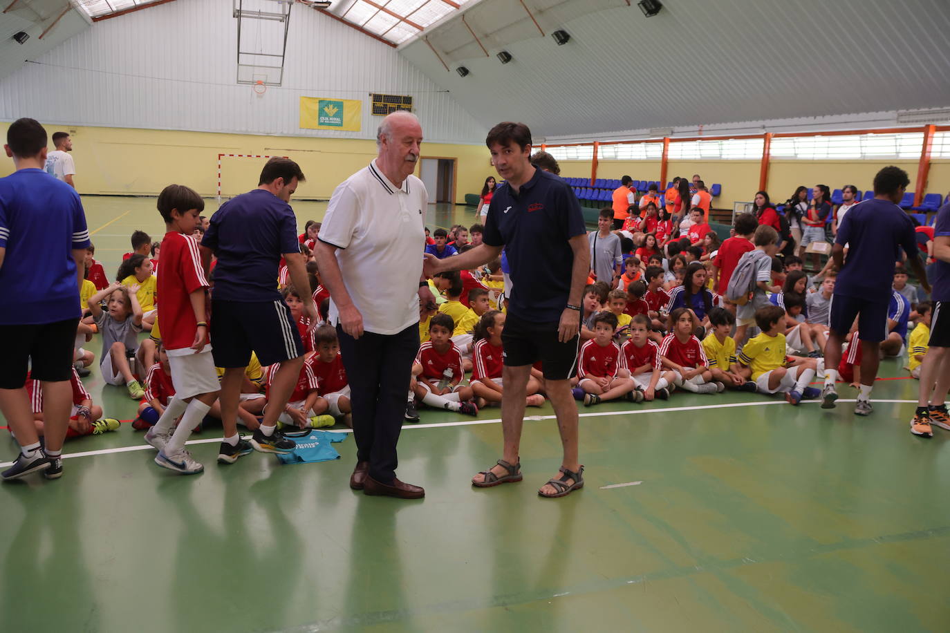 Vicente del Bosque visita su campus en Salamanca