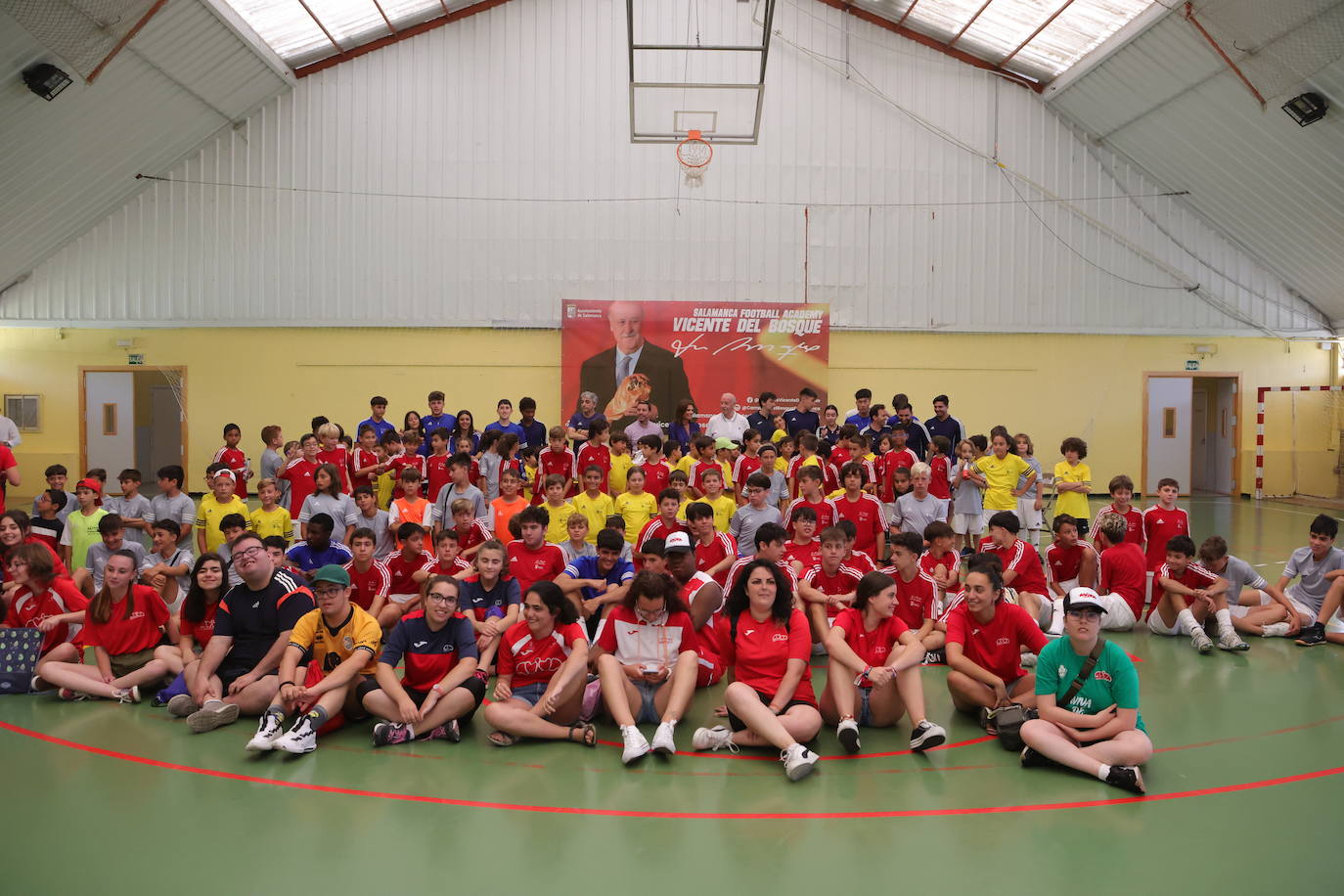 Vicente del Bosque visita su campus en Salamanca