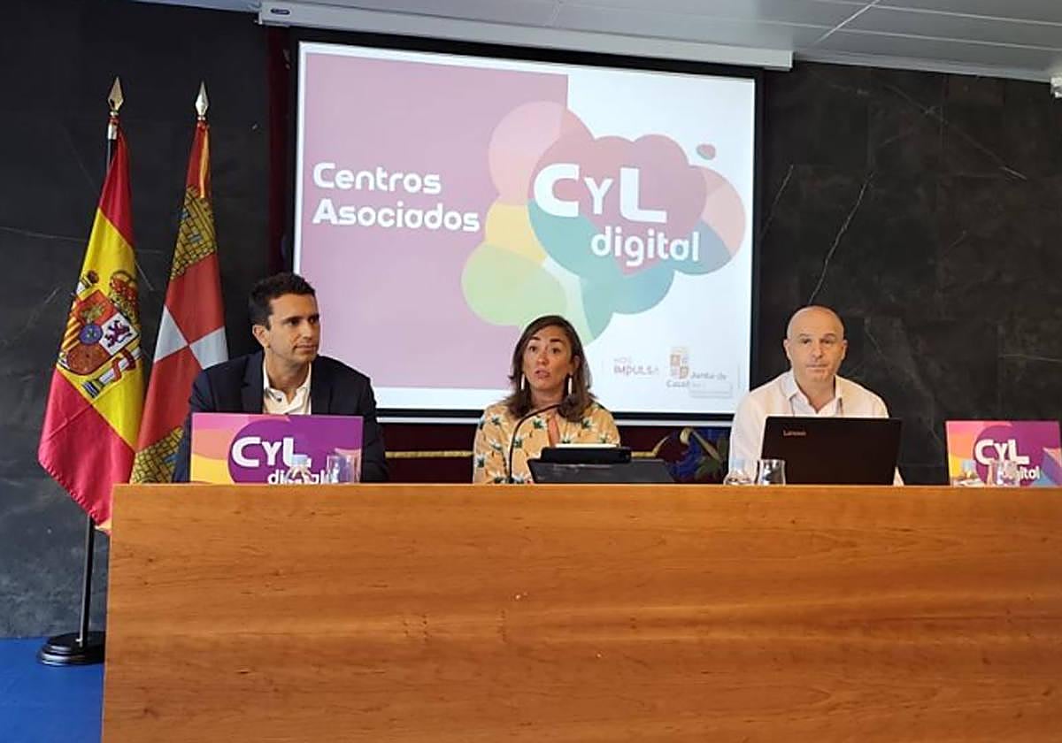 Reunión de María González Corral,consejera de Movilidad y Transformación Digital, con representantes de los municipios adheridos al Programa CyL Digital.