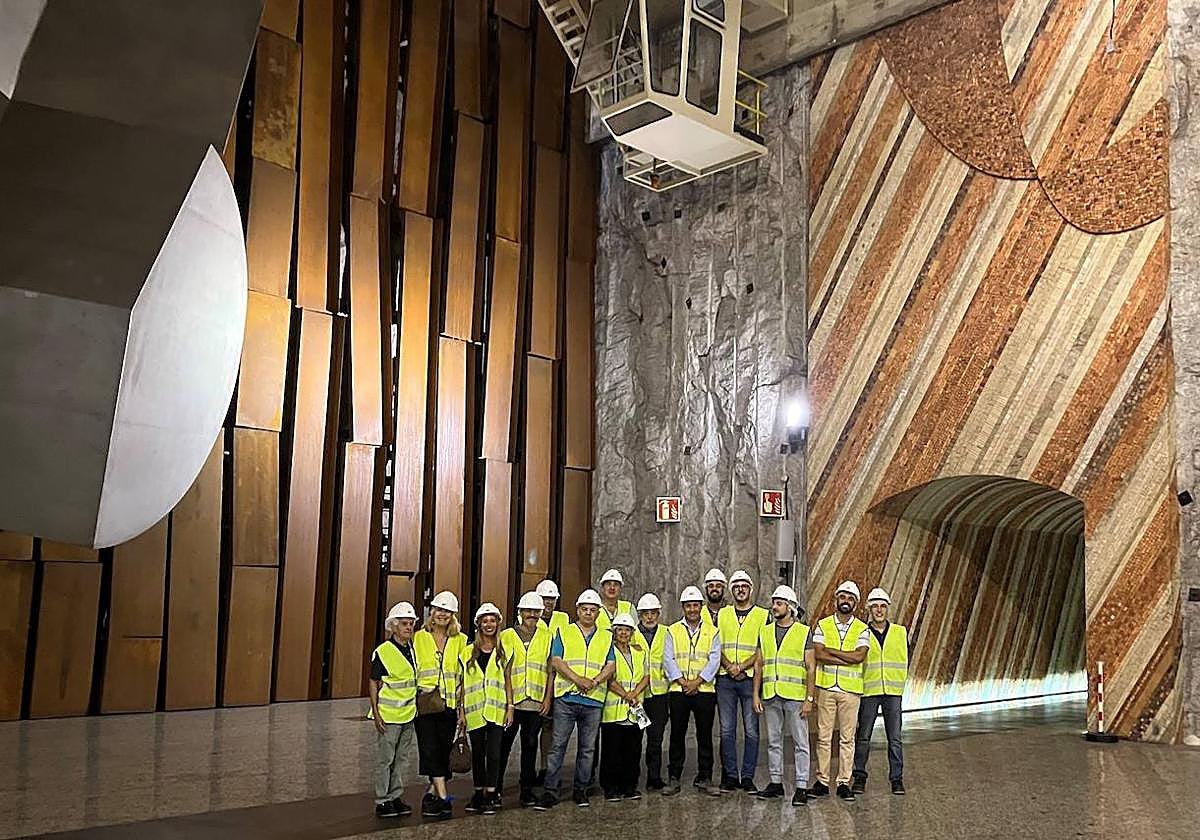 Personalidades del mundo del cine, actores, productores y directores de series y películas, en la presa y central de Iberdrola.