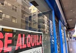 Un cartel de «Se alquila» en un local comercial de la ciudad.