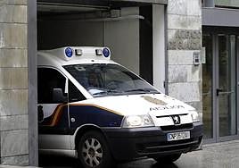 Furgón policial en el Juzgado de Guardia