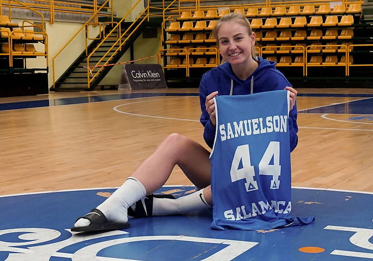 Karlie Samuelson, durante su etapa en Avenida.