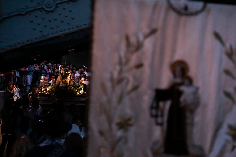 Devoción por la Virgen del Carmen junto al río