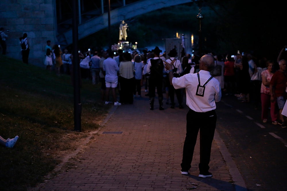 Devoción por la Virgen del Carmen junto al río