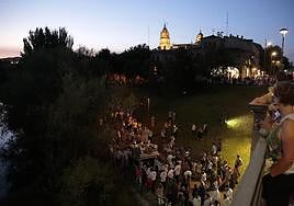 Un momento de la procesión por la ribera del Tormes.