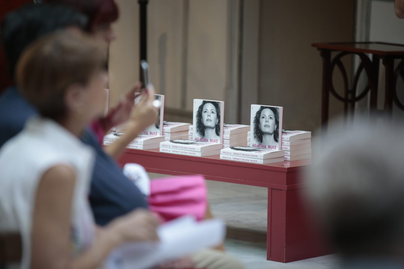 Ágatha Ruiz de la Prada presenta sus memorias en la Casa Lis