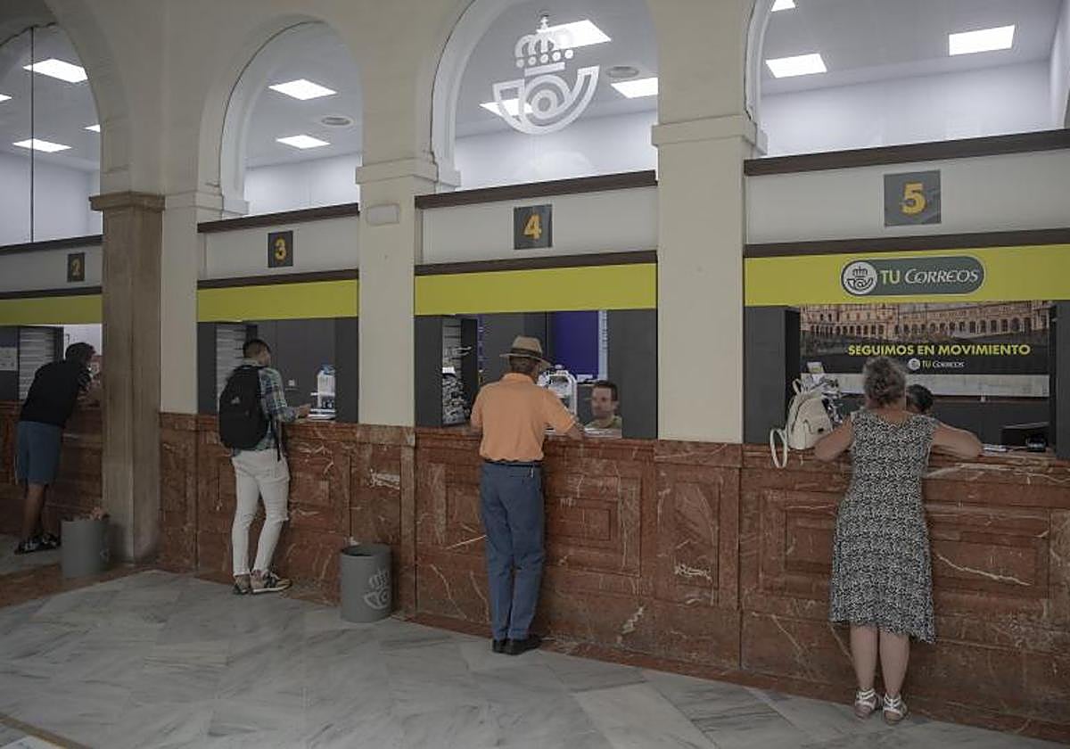 Correos mantendrá abiertas sus oficinas «hasta atender» a todos los que esperen a depositar su voto