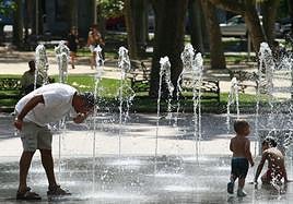 Niños y mayores se refrescan en la fuente lúdica del Parque La Alamedilla.