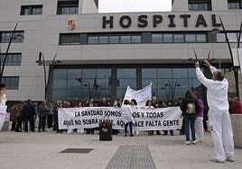 Manifestación a las puertas del hospital de Salamanca en una imagen de archivo.