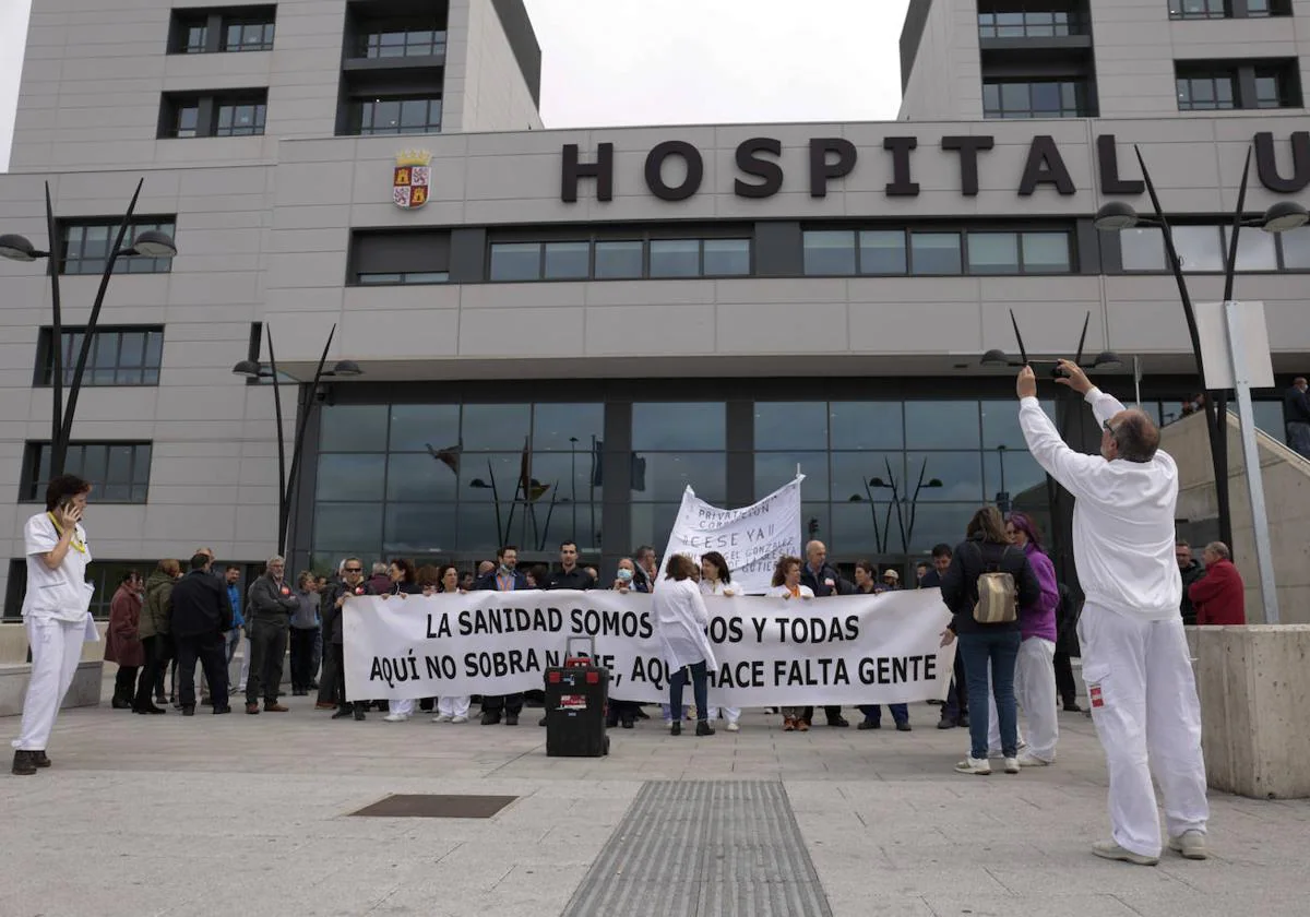 Manifestación a las puertas del hospital de Salamanca en una imagen de archivo.