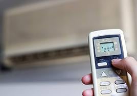 Mando del aire acondicionado regula la temperatura.
