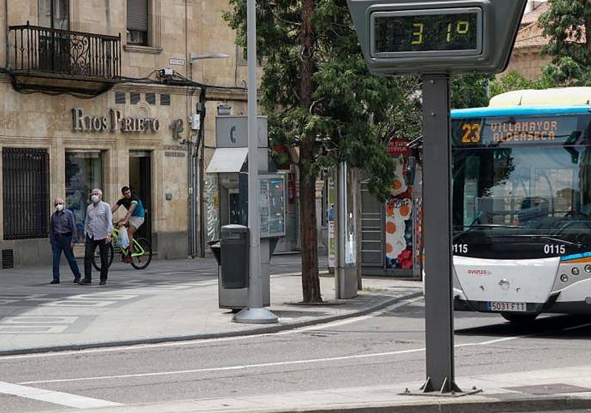 Un termómetro urbano en Salamanca, en una imagen de archivo.