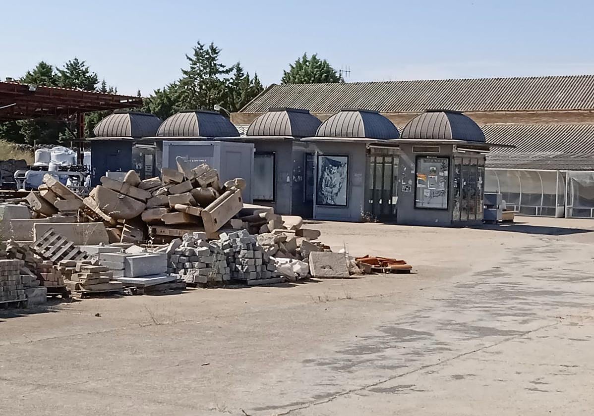 Varios quioscos, material de construcción y otros deshechos en la parcela de la calle de Nobel.