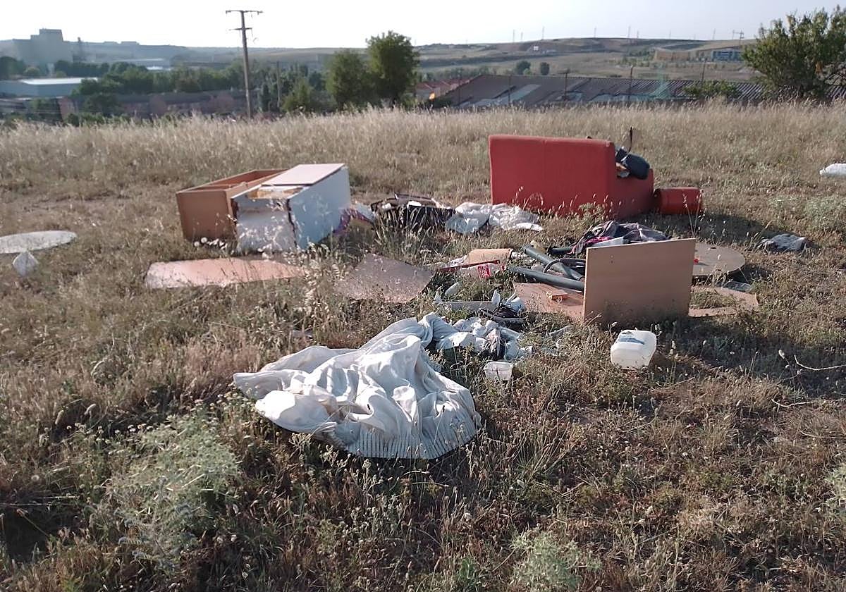Aparece más basura en el zona de Tejares