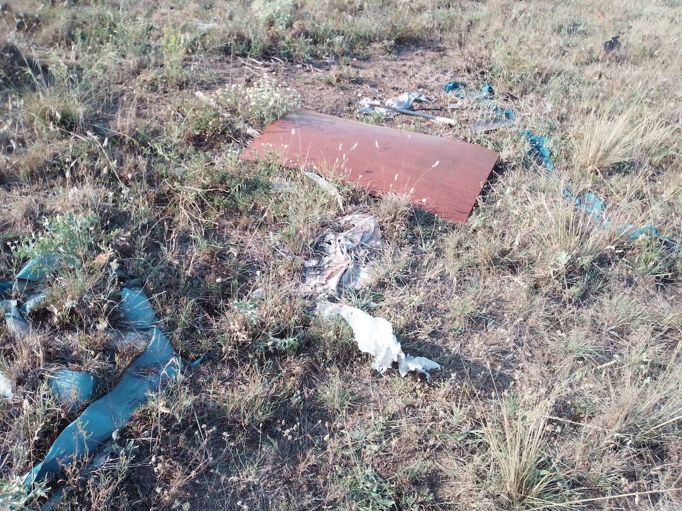 Aparece más basura en el zona de Tejares