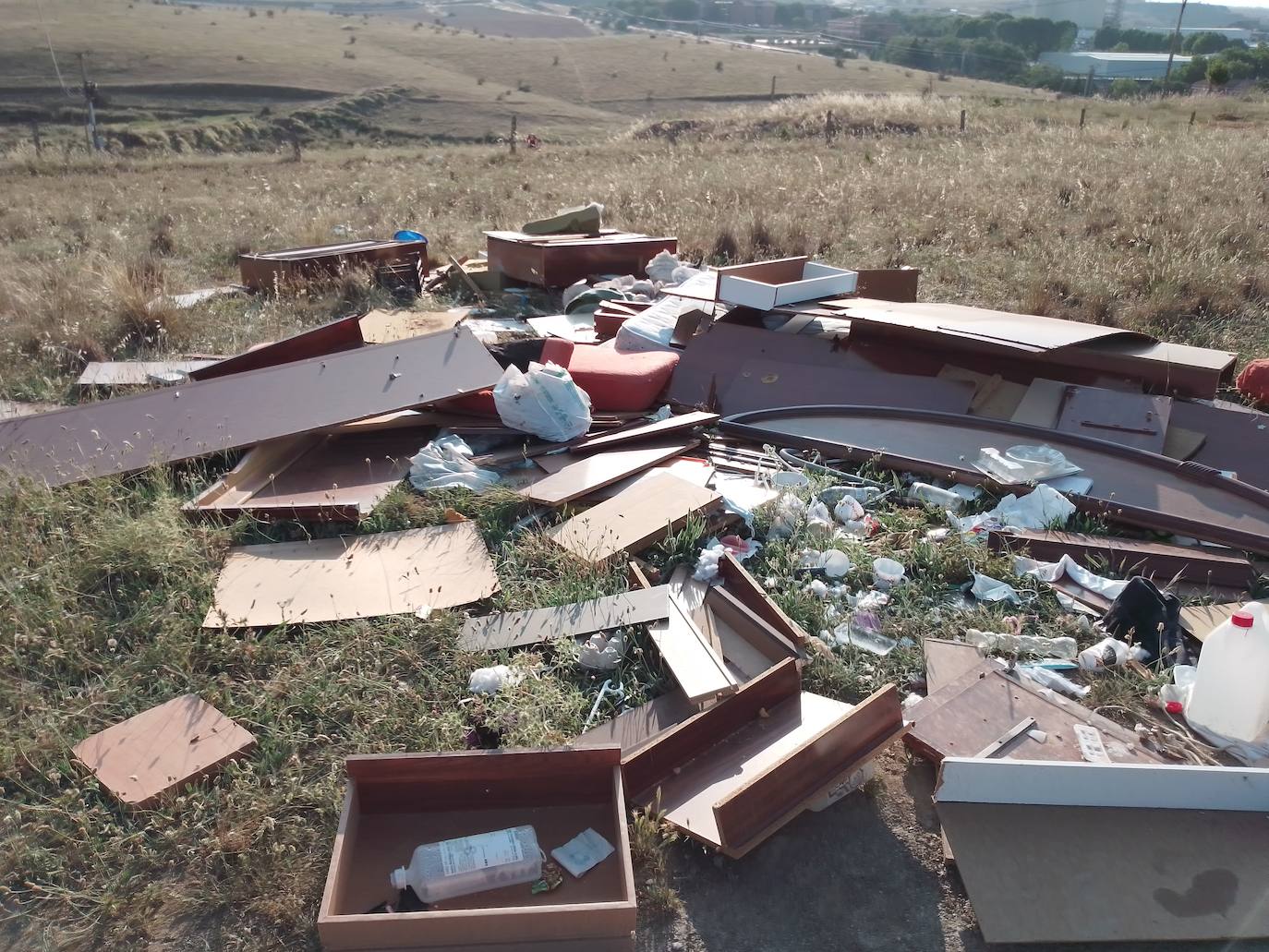 Aparece más basura en el zona de Tejares