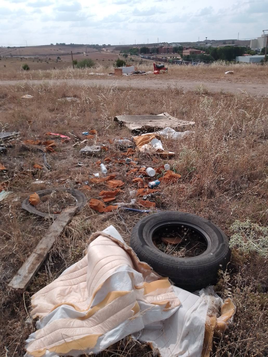 Aparece más basura en el zona de Tejares