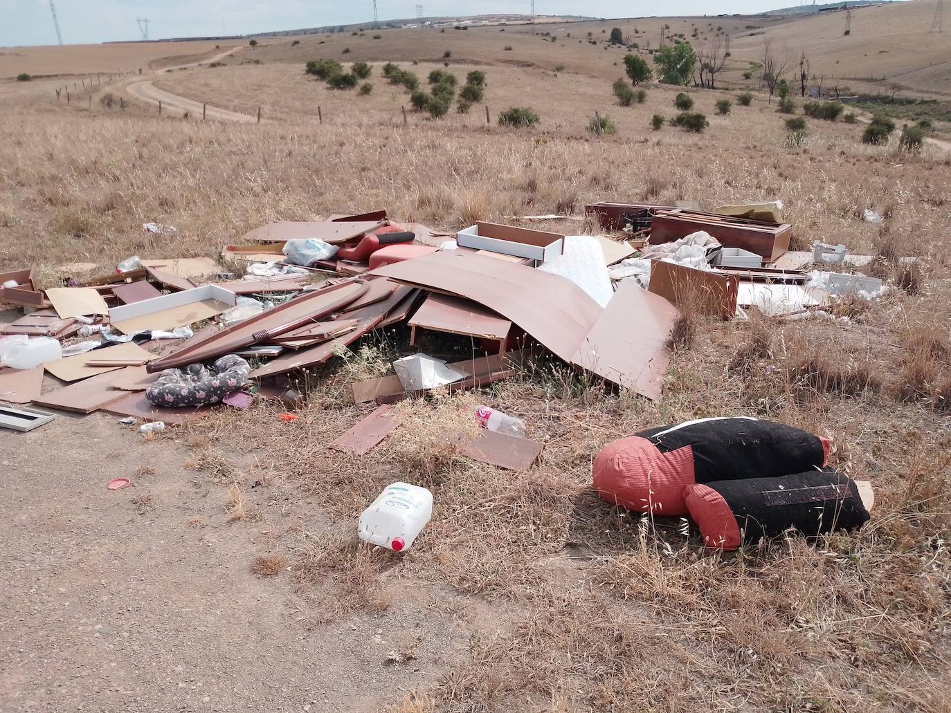 Aparece más basura en el zona de Tejares
