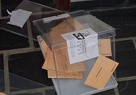 Esta es la urna que ha terminado en el suelo en Berrocal de Salvatierra.