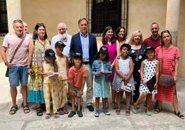 El alcalde con los niños y representantes del colectivo Ampusaba.