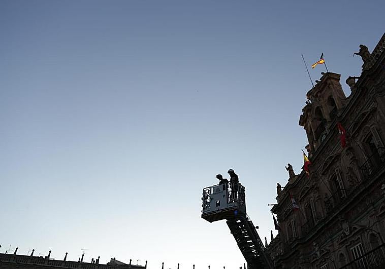 Los bomberos colocan la Mariseca.
