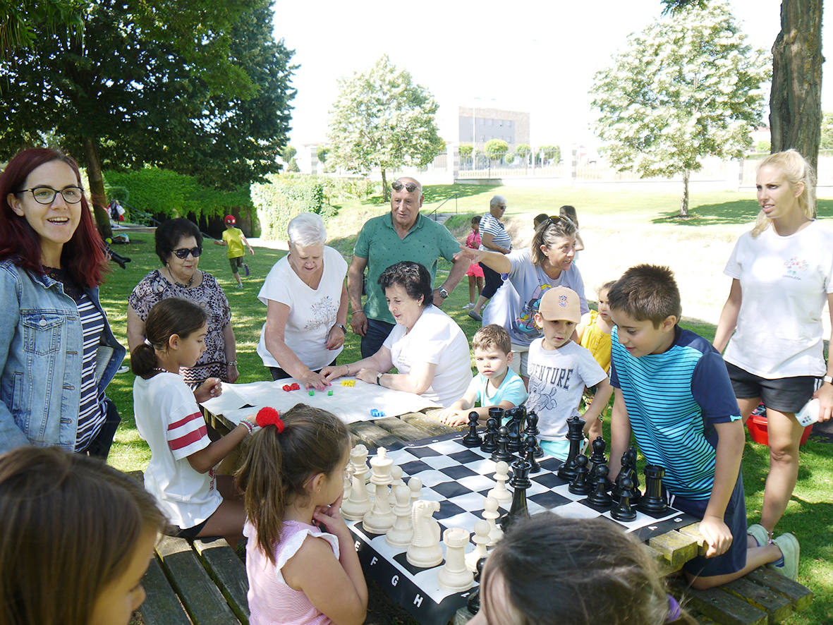 Niños y mayores comparten actividades por el Día de los Abuelos en Carbajosa