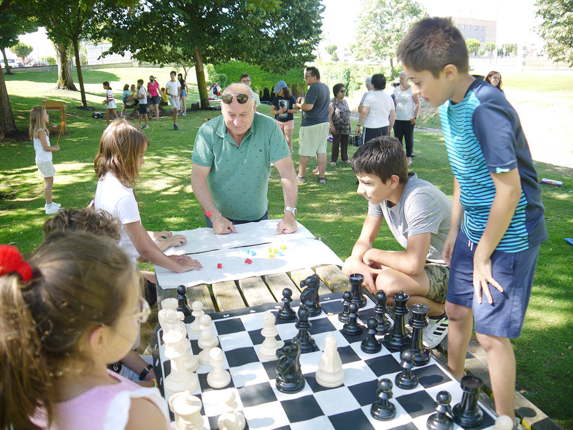 Niños y mayores comparten actividades por el Día de los Abuelos en Carbajosa
