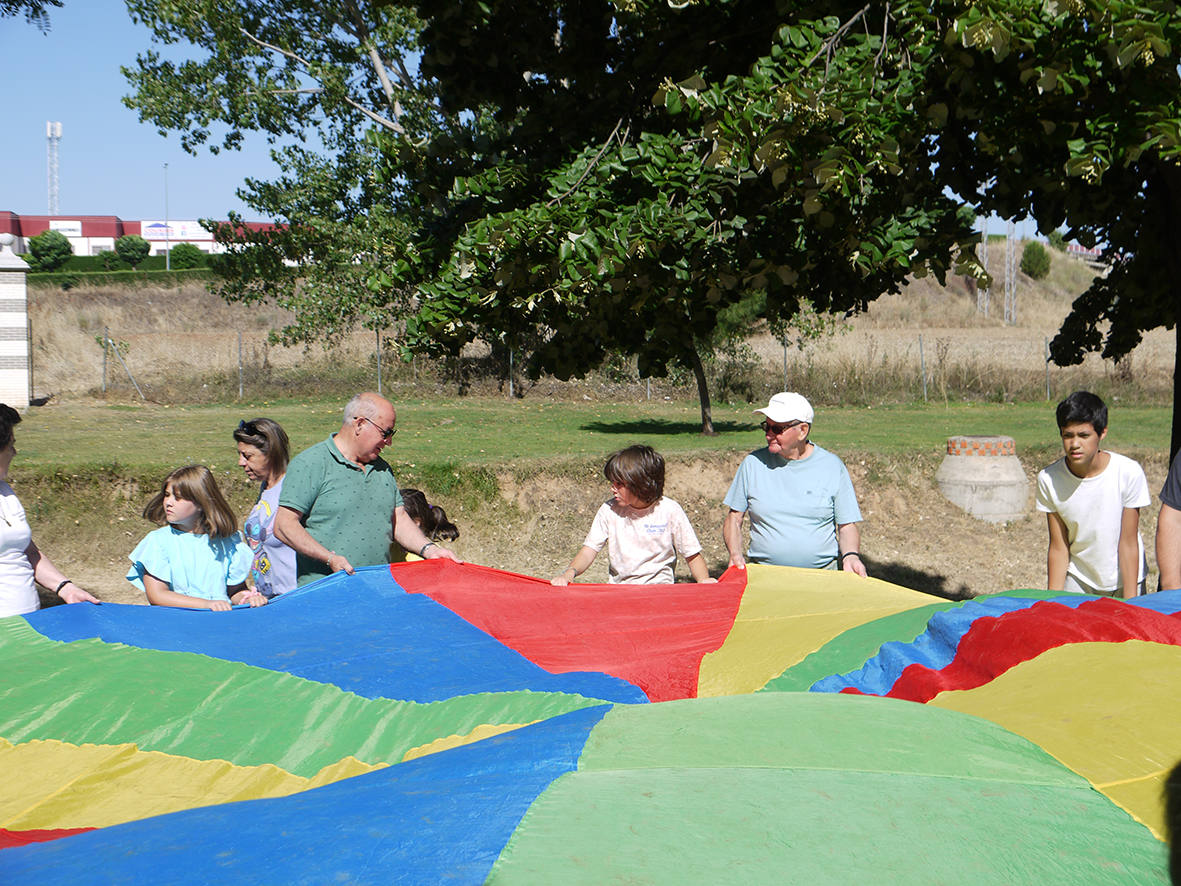 Niños y mayores comparten actividades por el Día de los Abuelos en Carbajosa