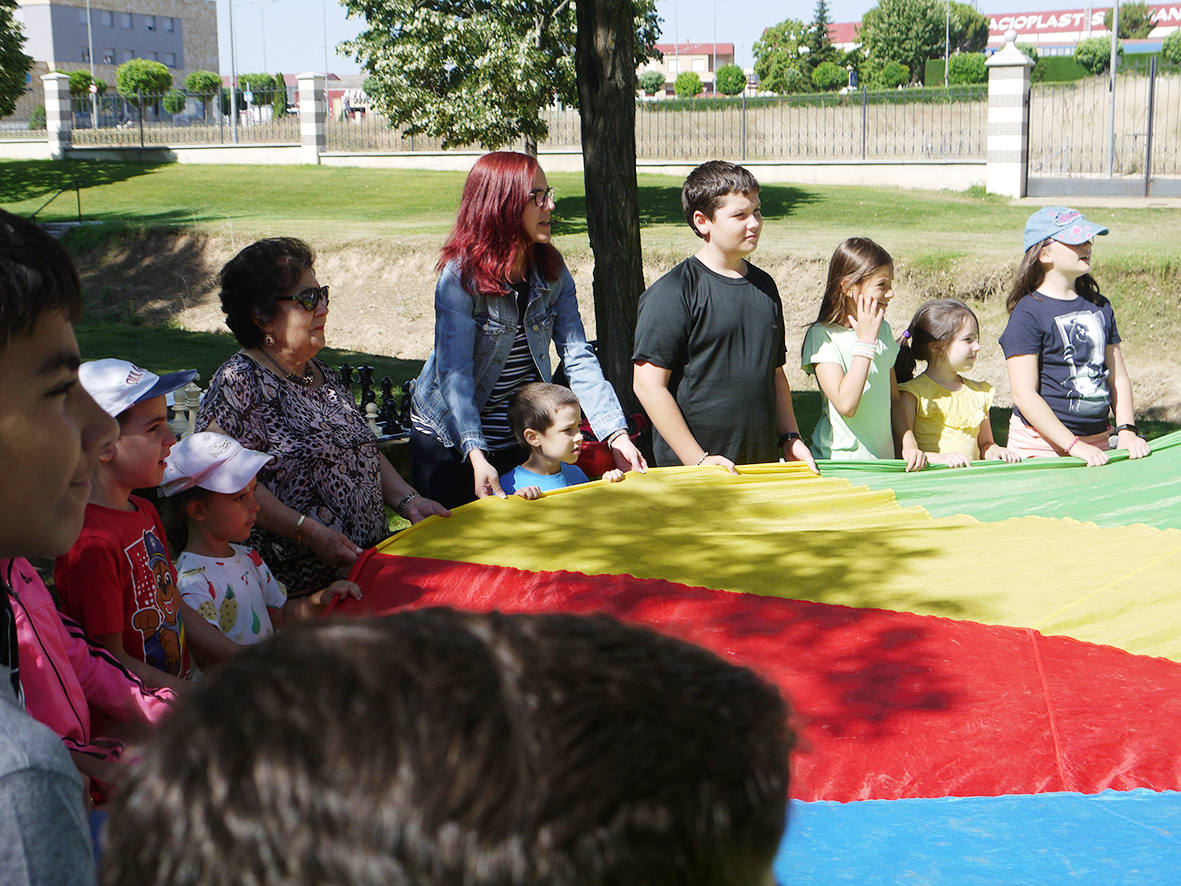 Niños y mayores comparten actividades por el Día de los Abuelos en Carbajosa