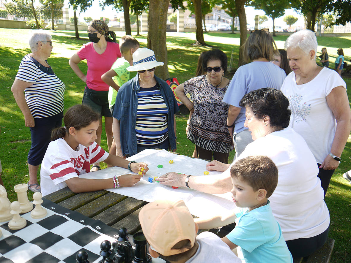 Niños y mayores comparten actividades por el Día de los Abuelos en Carbajosa