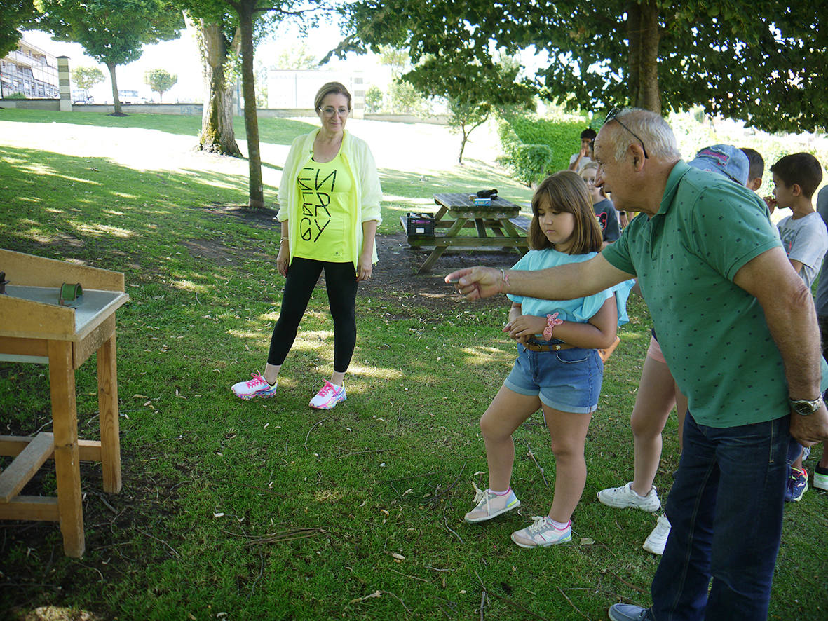 Niños y mayores comparten actividades por el Día de los Abuelos en Carbajosa