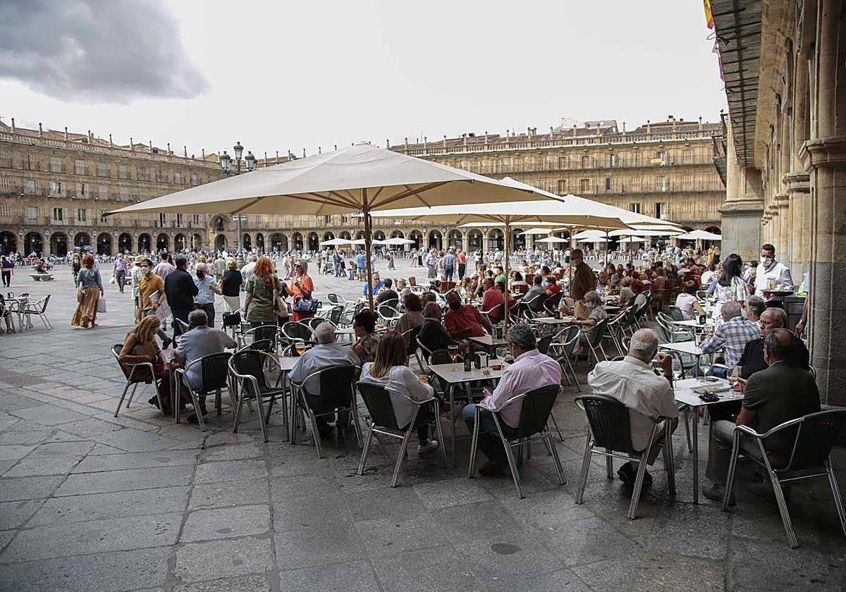 Diversas personas disfrutan del pincho de feria en uno de los establecimientos de la Feria de Día.