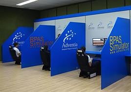 Una sala de simuladores en Adventia, dirigida a la formación de pilotos.