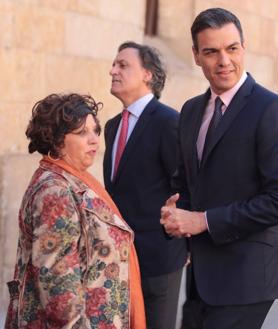 Imagen secundaria 2 - Presentando el operativo de las elecciones municipales junto a miembros de su equipo en la subdelegación, inaugurando un tramo de carretera, y con Pedro Sánchez
