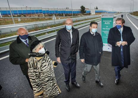 Imagen secundaria 1 - Presentando el operativo de las elecciones municipales junto a miembros de su equipo en la subdelegación, inaugurando un tramo de carretera, y con Pedro Sánchez