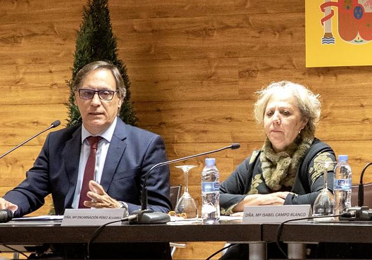 El alcalde, junto a la subdelegada en un acto.