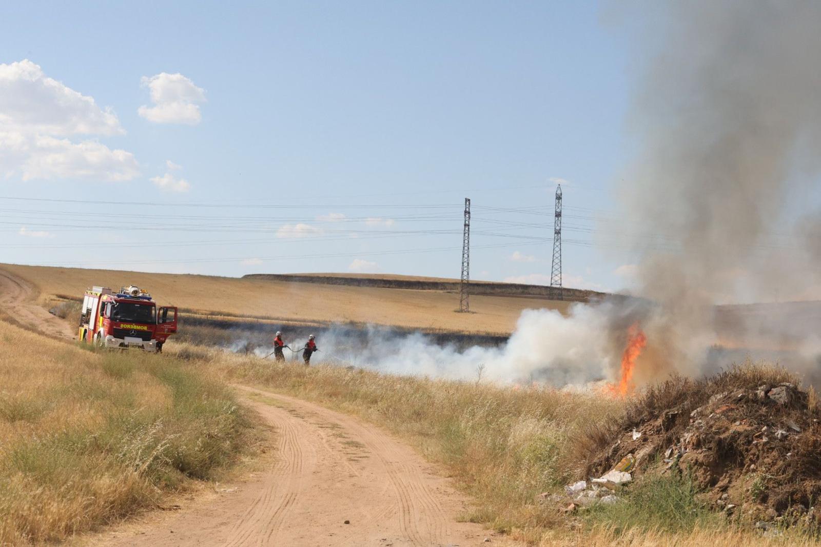 Los Bomberos de Salamanca trabajan en la extinción de un incendio en Puente Ladrillo
