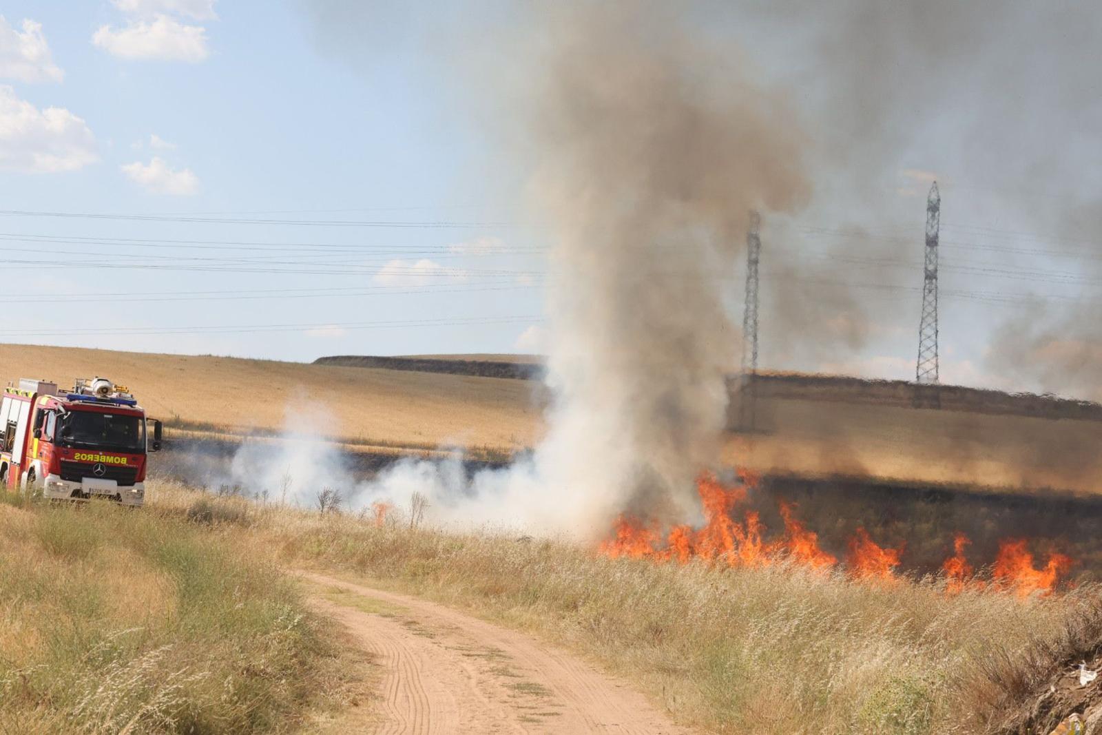 Los Bomberos de Salamanca trabajan en la extinción de un incendio en Puente Ladrillo