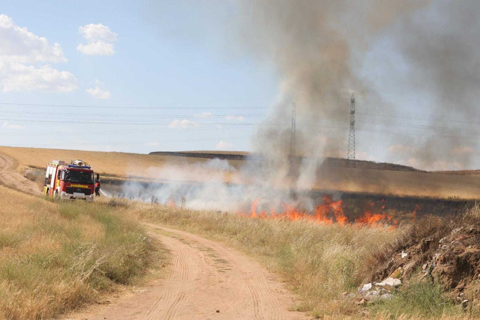 Los Bomberos de Salamanca trabajan en la extinción de un incendio en Puente Ladrillo