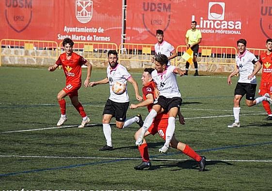 Imagen de un partido entre el Santa Marta y el Salamanca CF UDS.
