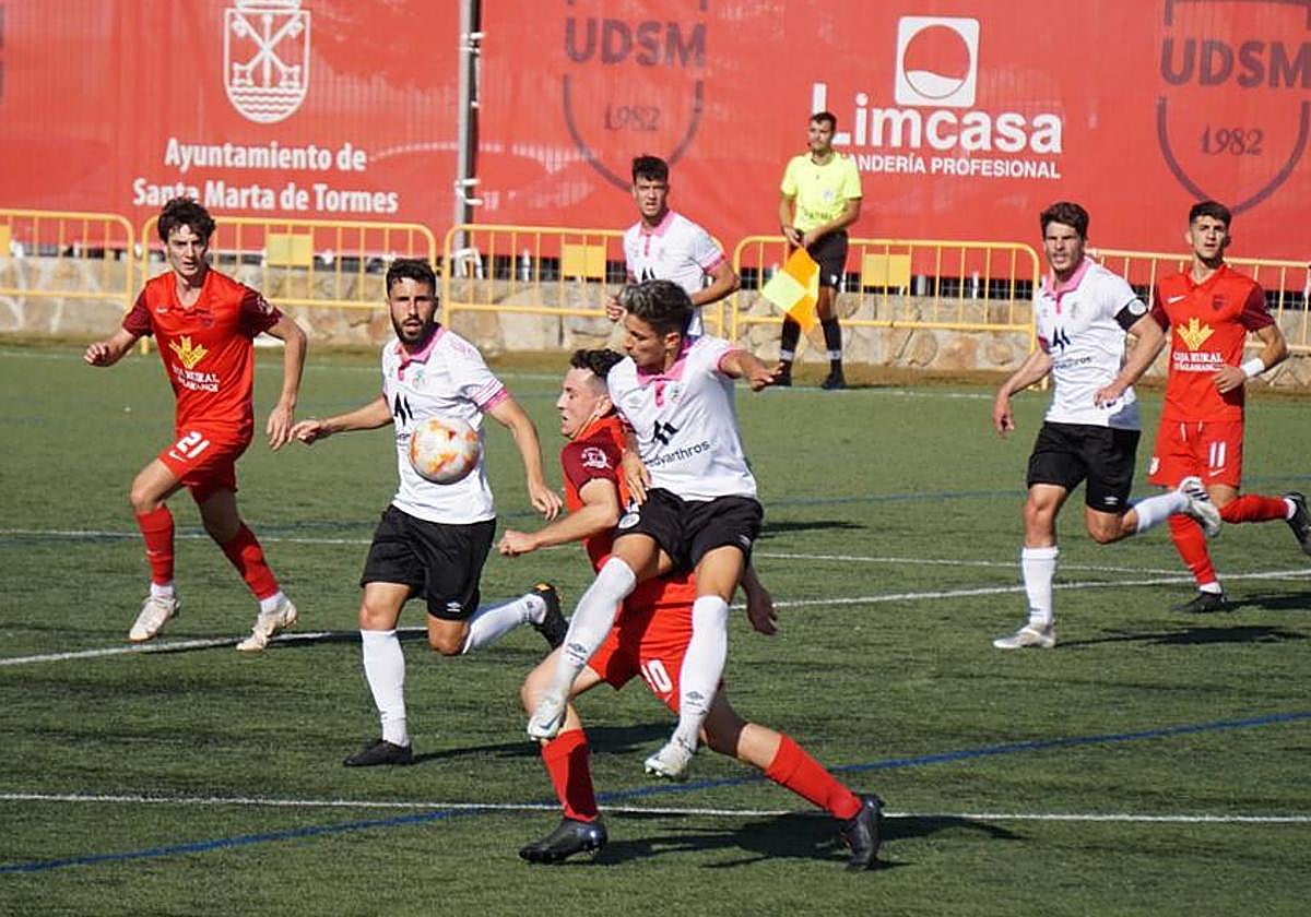 Imagen de un partido entre el Santa Marta y el Salamanca CF UDS.