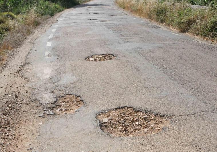 Aspecto que presenta el camino, lleno de baches y socavones en todos sus tramos
