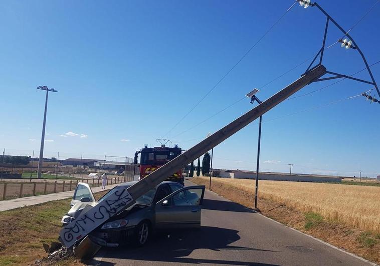 Un coche casi derriba un poste de la luz tras chocar contra él en Villares