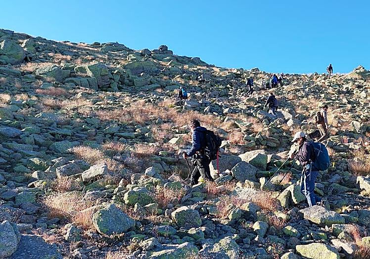 Imagen principal - La batida de UCAS de Arrate y voluntarios expertos en busca del montañero no da resultado