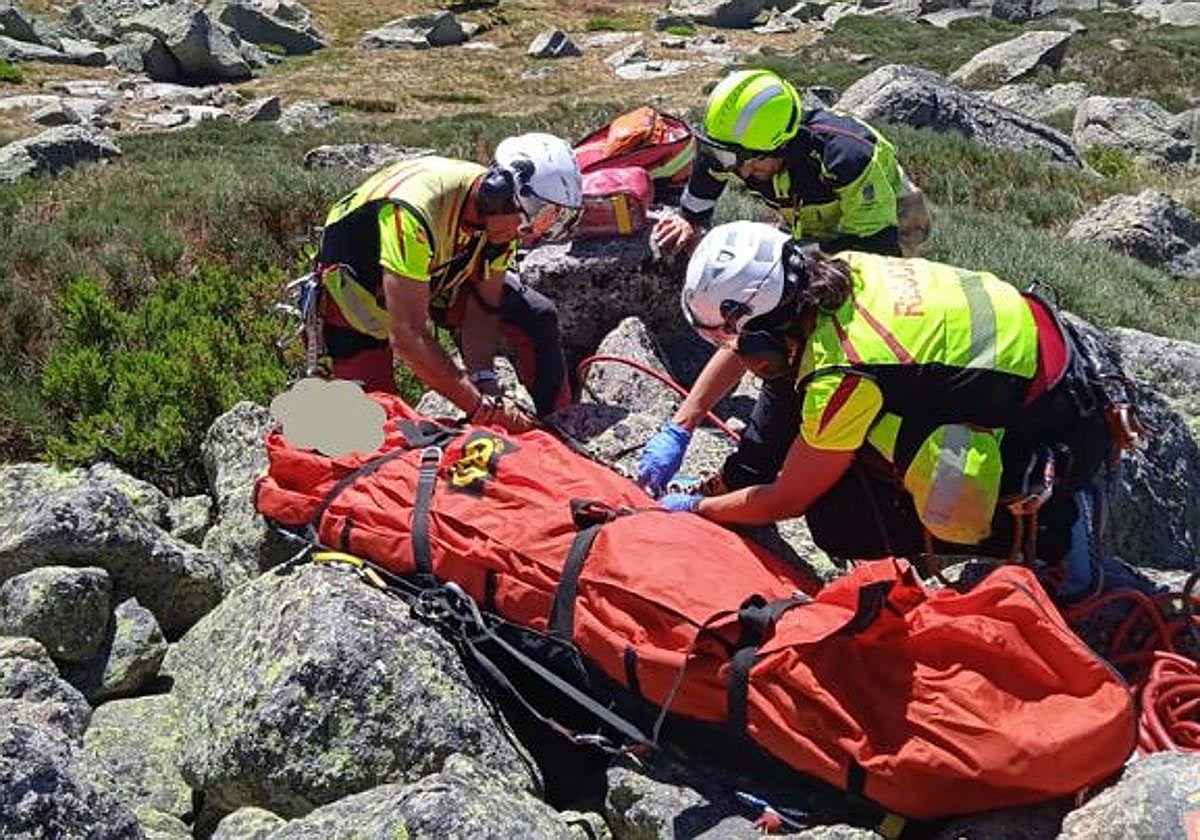 Operación de rescate a un montañero atrapado en Candelario.
