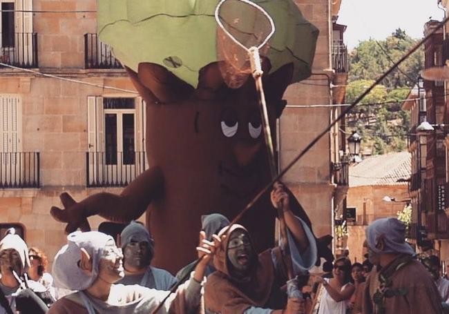 Parte de la agrupación Kamaru Teatro en uno de sus habituales pasacalles.