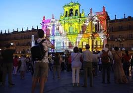 Ambiente un día festivo en la Plaza Mayor de Salamanca.